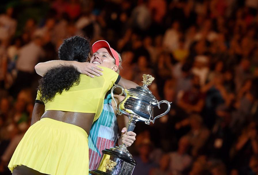 L&#39;abbraccio finale fra Angelique e Serena. Epa 